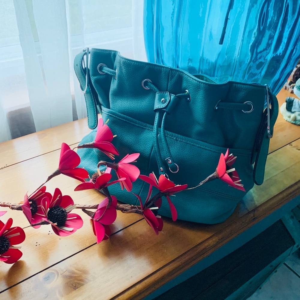 Tignanello - 💯% leather green bucket shoulder bag